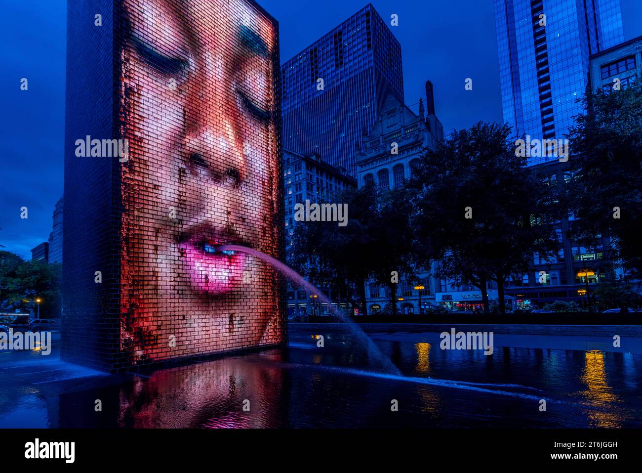 Installazione artistica «Faces of Chicago» nel Millennium Park di Chicago, progettata da Jaume Plensa. La Crown Fountain è una scultura pubblica di 50 piedi. Torri a LED e piscina riflettente, dell'artista catalano Jaume Plensa a Chicago, Stati Uniti Foto Stock