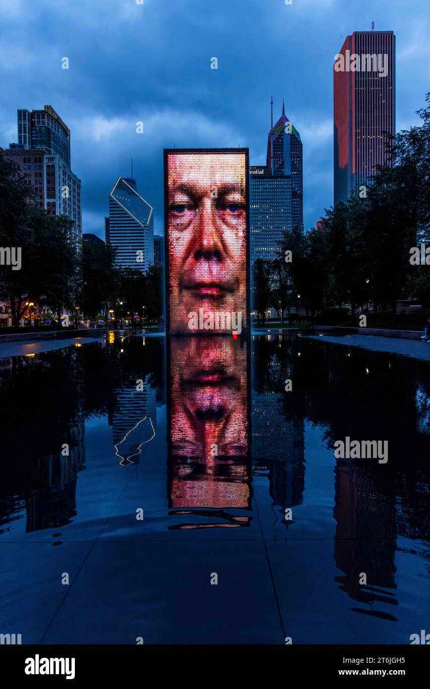 La Crown Fountain è una scultura pubblica di 50 metri Torri LED e piscina riflettente, dell'artista catalano Jaume Plensa a Chicago, Stati Uniti Foto Stock