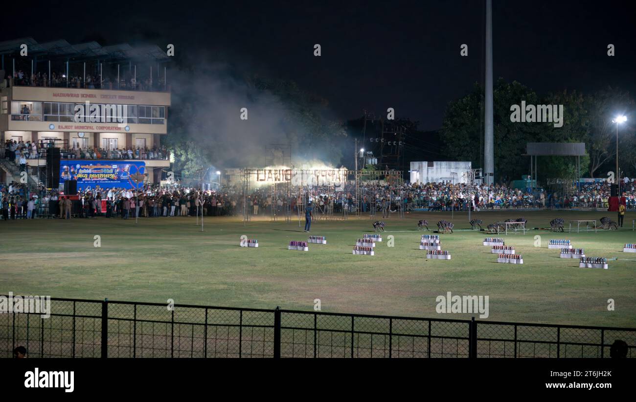 Rajkot, India. 10 novembre 2023. Firecracker Bursting show è iniziato al Madhavrao Scindia Cricket Ground. Crediti: Nasirkhan Davi/Alamy Live News Foto Stock