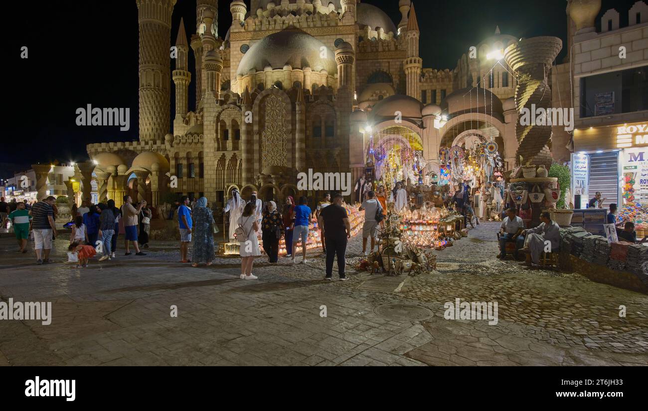 La Moschea di al Sahaba a Sharm El Sheikh, Egitto, fonde elementi di stile fatimide, mamelucchi e ottomano nella sua architettura e nel design degli interni. Vista notturna Foto Stock