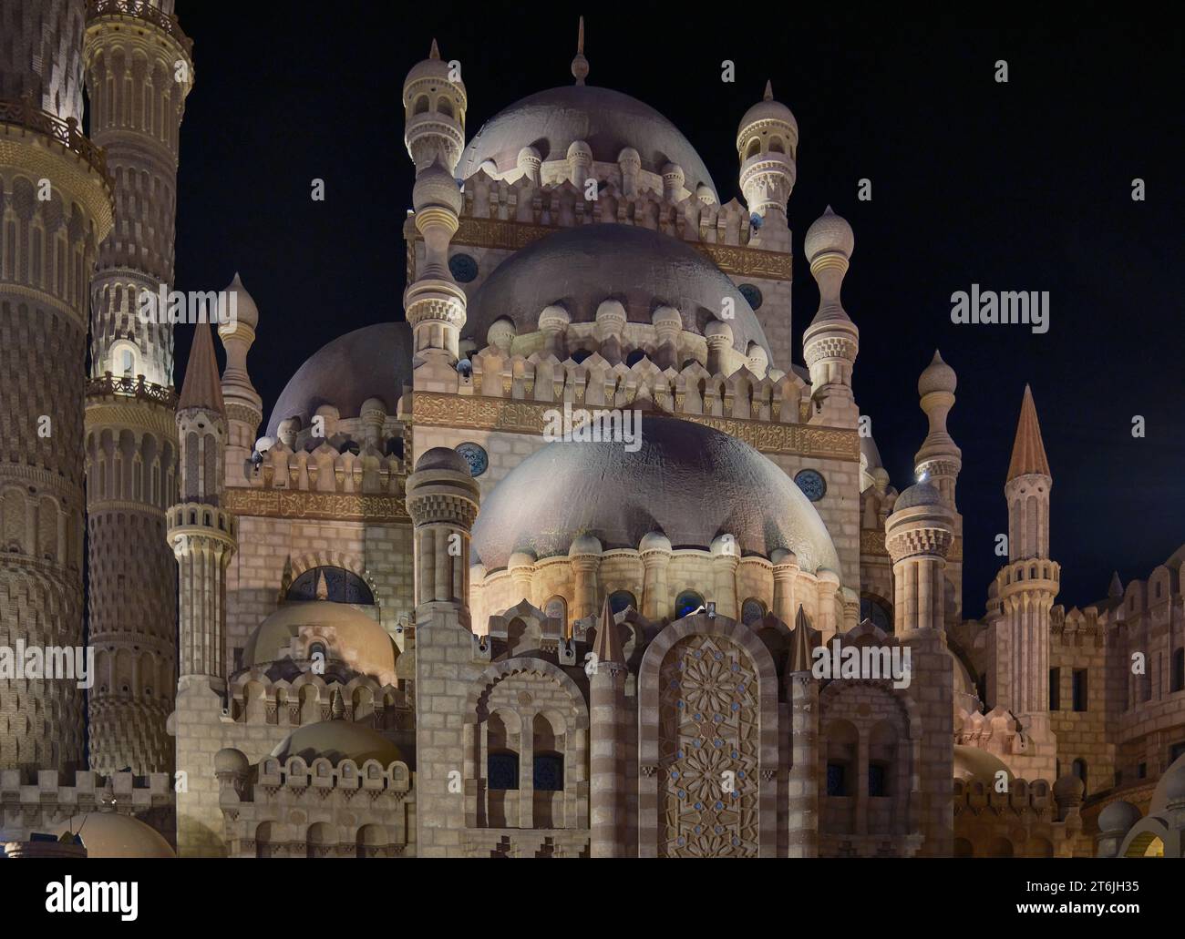 La Moschea di al Sahaba a Sharm El Sheikh, Egitto, fonde elementi di stile fatimide, mamelucchi e ottomano nella sua architettura e nel design degli interni. Vista notturna Foto Stock