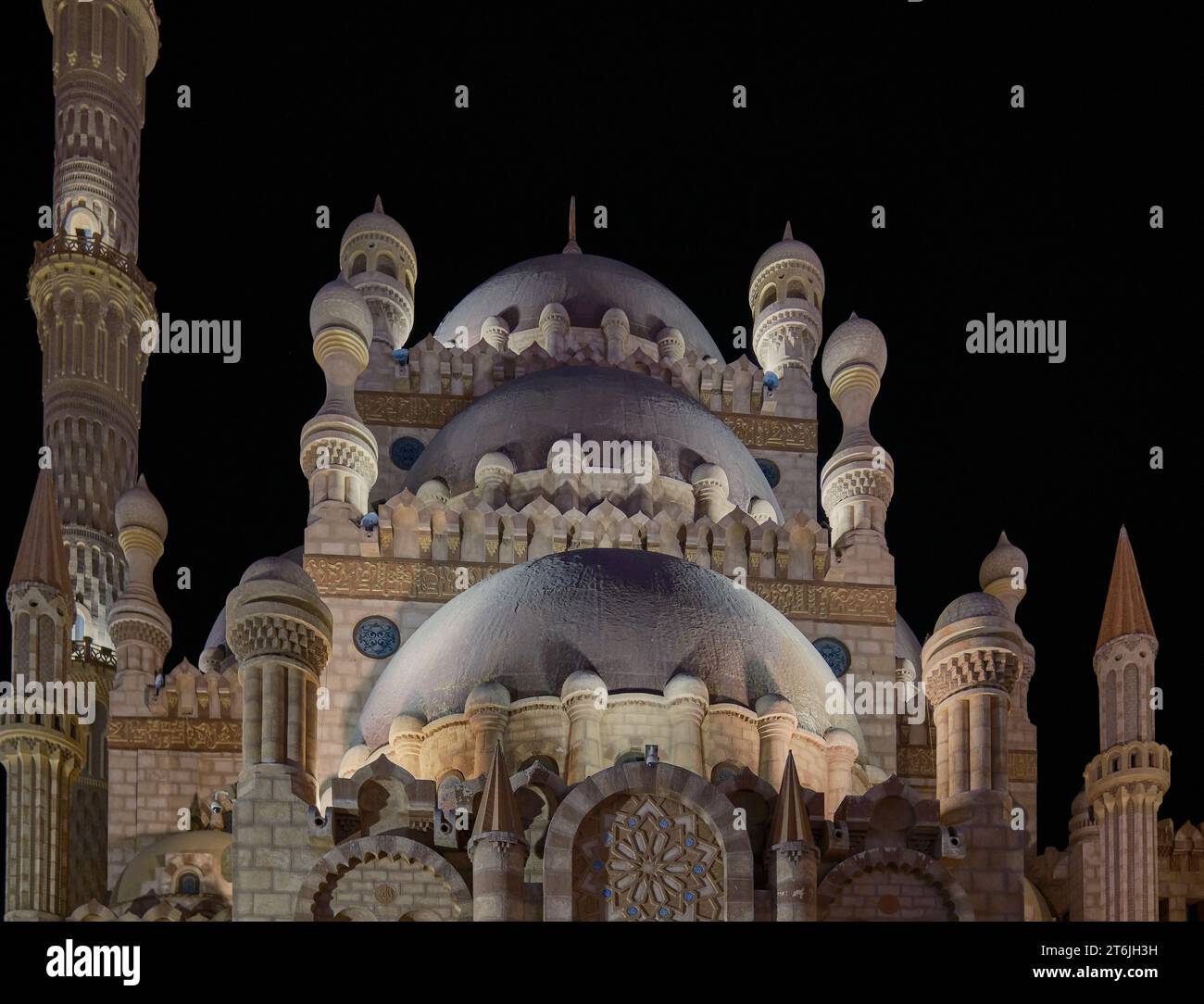 La Moschea di al Sahaba a Sharm El Sheikh, Egitto, fonde elementi di stile fatimide, mamelucchi e ottomano nella sua architettura e nel design degli interni. Vista notturna Foto Stock