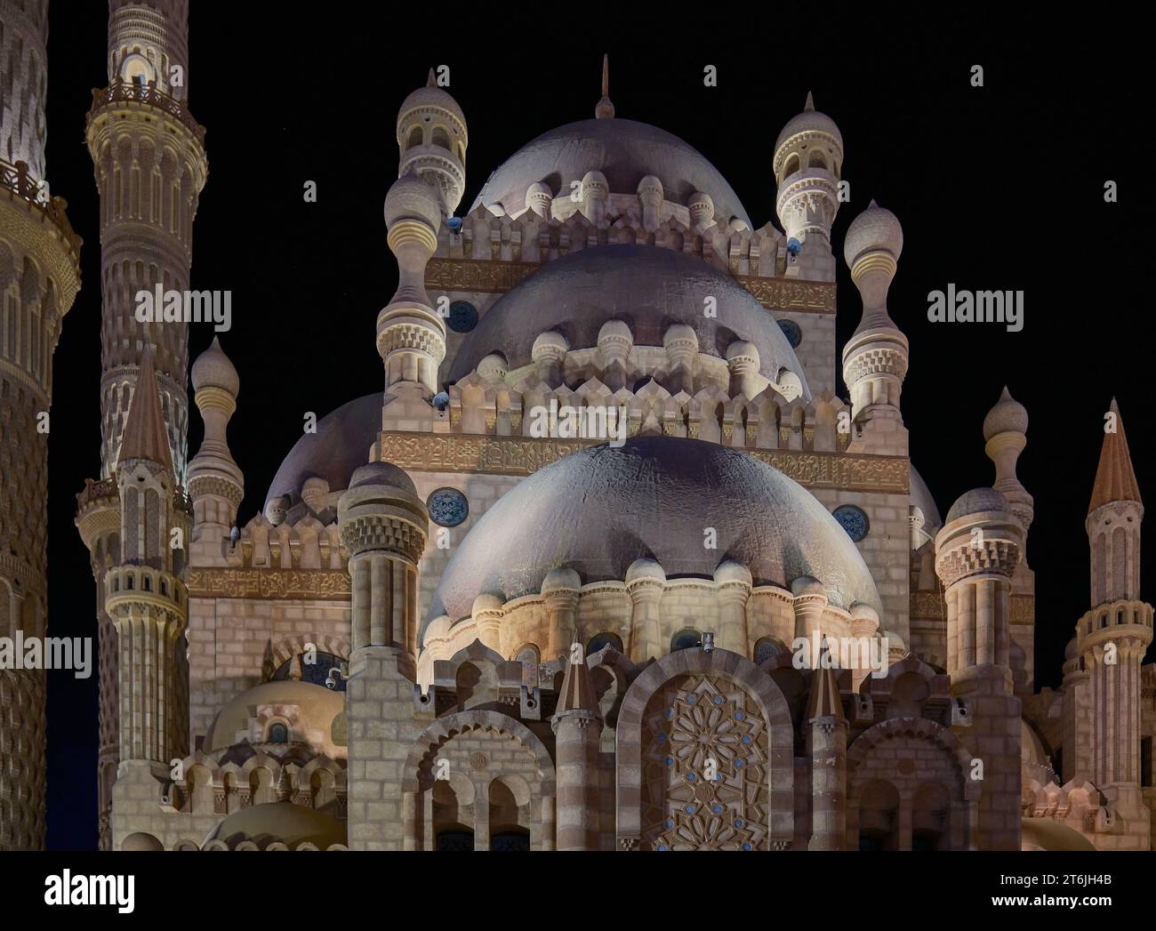 La Moschea di al Sahaba a Sharm El Sheikh, Egitto, fonde elementi di stile fatimide, mamelucchi e ottomano nella sua architettura e nel design degli interni. Vista notturna Foto Stock