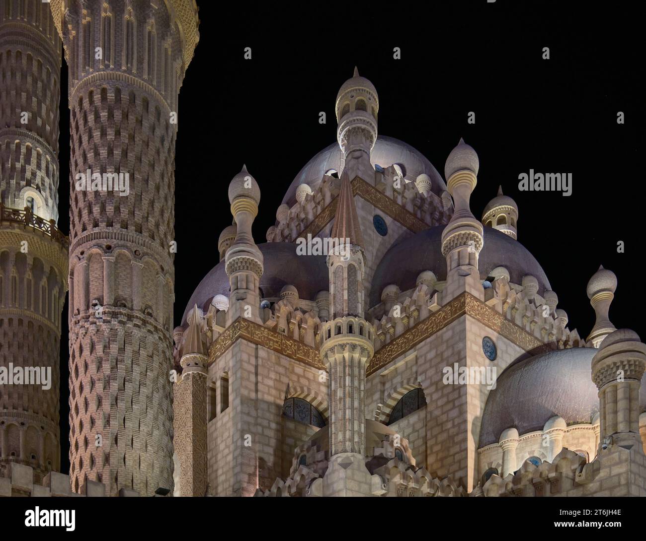 La Moschea di al Sahaba a Sharm El Sheikh, Egitto, fonde elementi di stile fatimide, mamelucchi e ottomano nella sua architettura e nel design degli interni. Vista notturna Foto Stock
