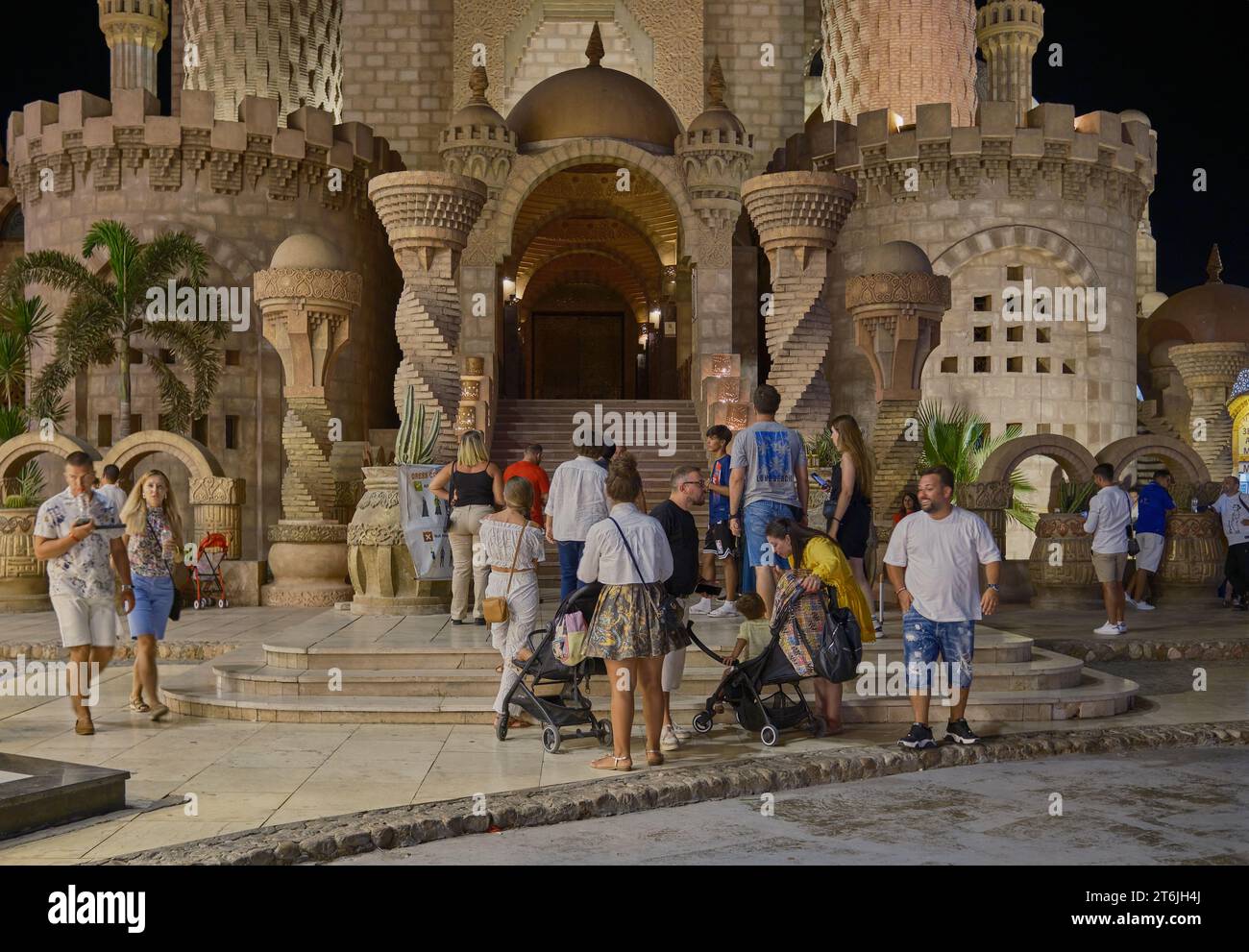 La Moschea di al Sahaba a Sharm El Sheikh, Egitto, fonde elementi di stile fatimide, mamelucchi e ottomano nella sua architettura e nel design degli interni. Vista notturna Foto Stock