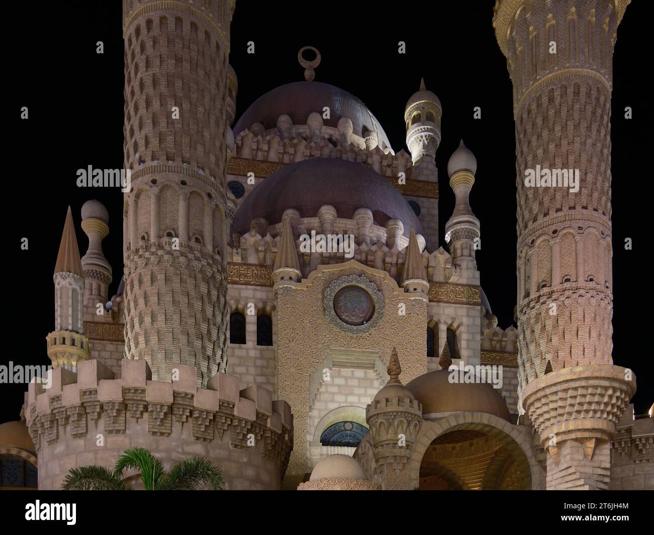 La Moschea di al Sahaba a Sharm El Sheikh, Egitto, fonde elementi di stile fatimide, mamelucchi e ottomano nella sua architettura e nel design degli interni. Vista notturna Foto Stock