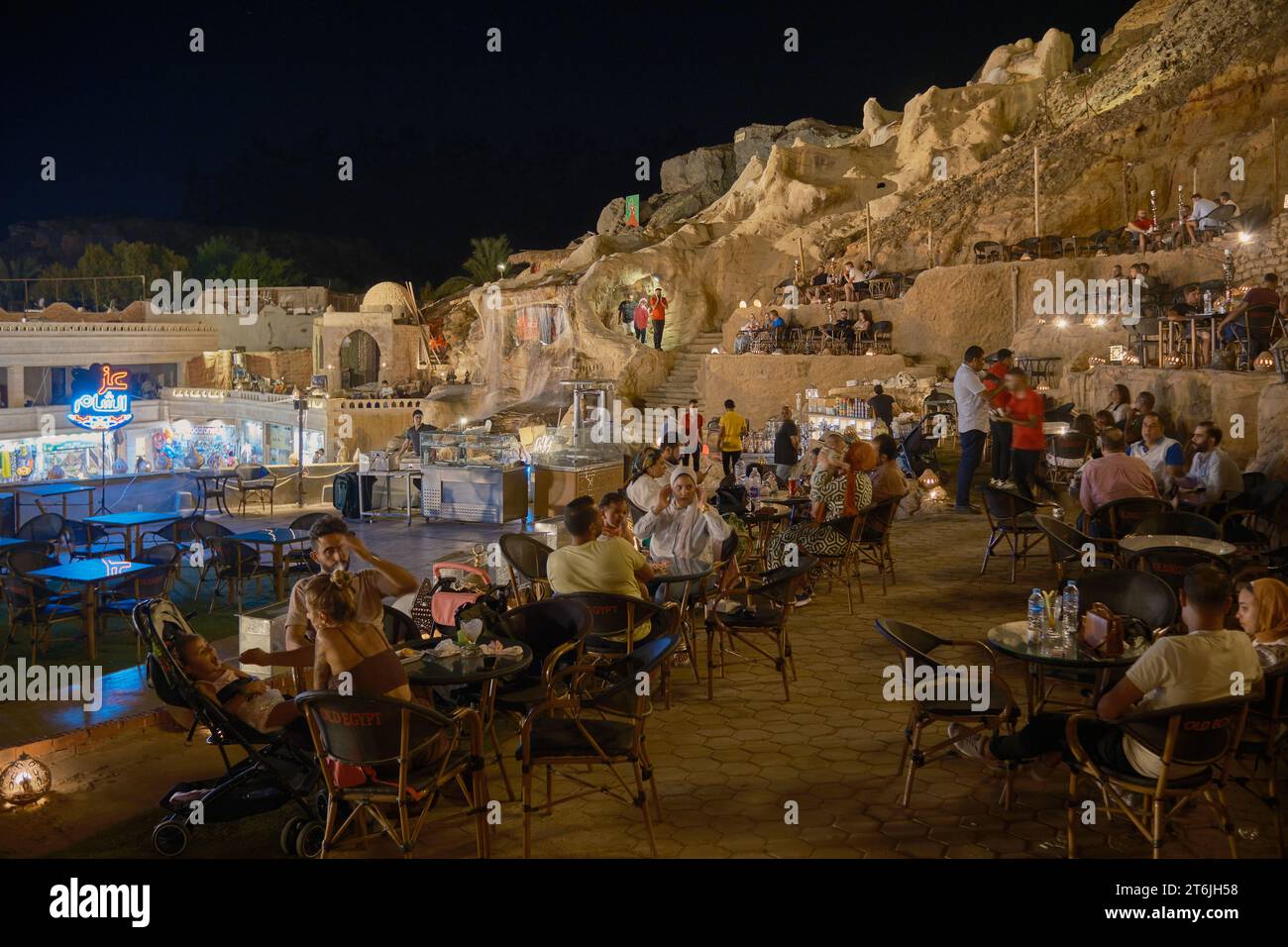 Il vecchio mercato di Sharm El Sheikh, in Egitto, è un mercato tradizionale risalente ai tempi antichi, con vista notturna. Foto Stock