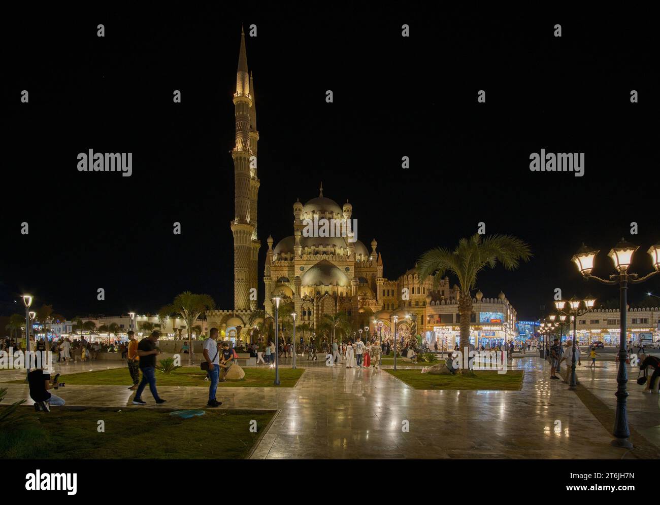 La Moschea di al Sahaba a Sharm El Sheikh, Egitto, fonde elementi di stile fatimide, mamelucchi e ottomano nella sua architettura e nel design degli interni. Vista notturna Foto Stock
