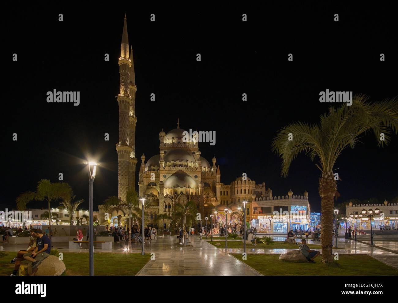 La Moschea di al Sahaba a Sharm El Sheikh, Egitto, fonde elementi di stile fatimide, mamelucchi e ottomano nella sua architettura e nel design degli interni. Vista notturna Foto Stock