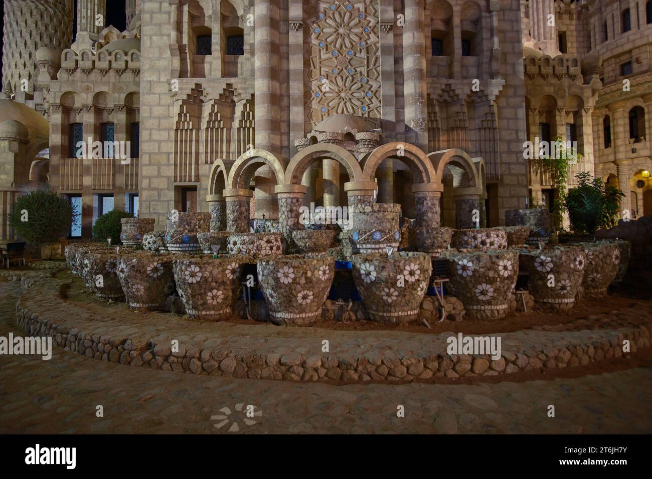 La Moschea di al Sahaba a Sharm El Sheikh, Egitto, fonde elementi di stile fatimide, mamelucchi e ottomano nella sua architettura e nel design degli interni. Vista notturna Foto Stock