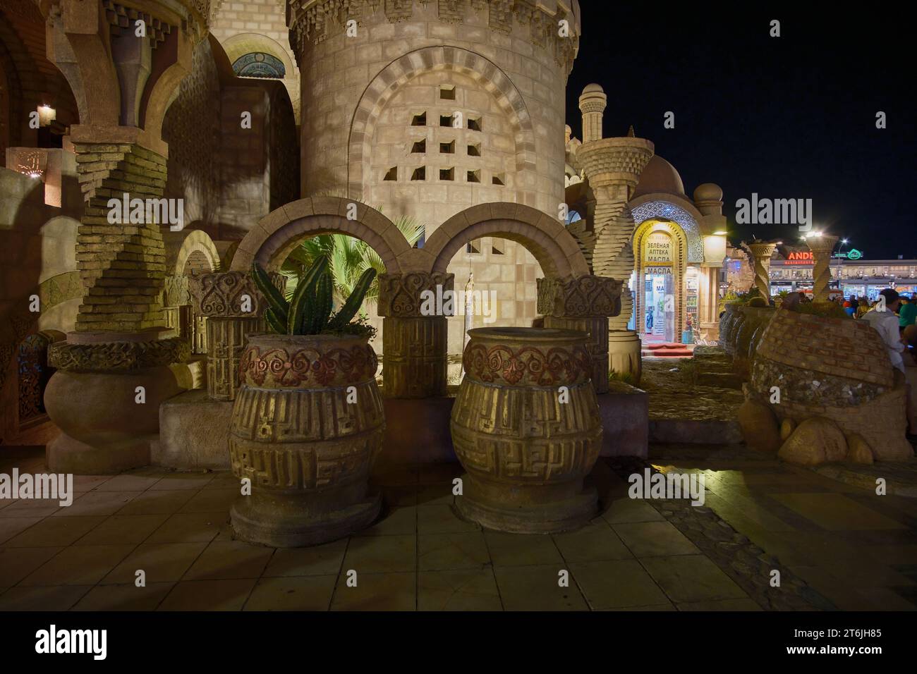 La Moschea di al Sahaba a Sharm El Sheikh, Egitto, fonde elementi di stile fatimide, mamelucchi e ottomano nella sua architettura e nel design degli interni. Vista notturna Foto Stock