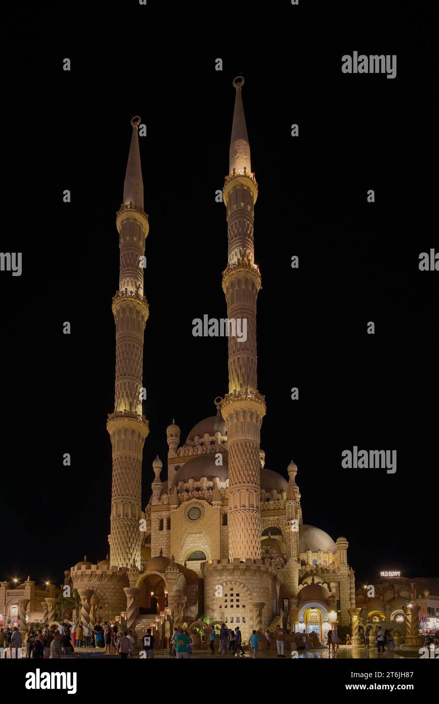 La Moschea di al Sahaba a Sharm El Sheikh, Egitto, fonde elementi di stile fatimide, mamelucchi e ottomano nella sua architettura e nel design degli interni. Vista notturna Foto Stock