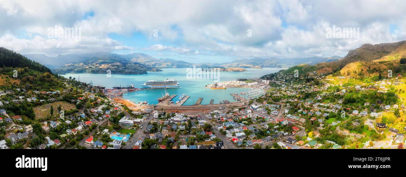 Panorama aereo della città portuale di Lyttleton vicino alla città di Christchurch in nuova Zelanda sulla costa del Pacifico con la nave da crociera attraccata al porto. Foto Stock