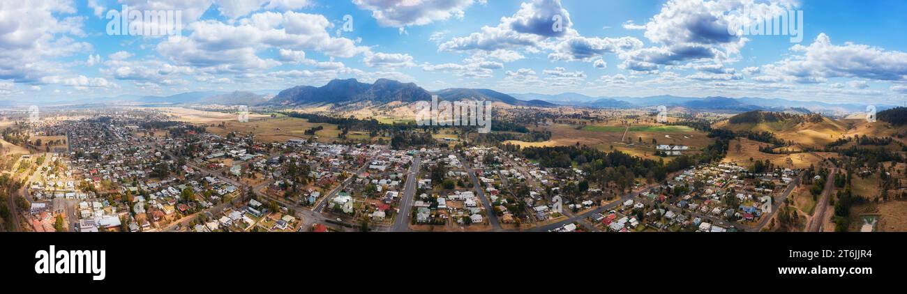 Panorama aereo della città di Gloucester in Australia, sulle panoramiche montagne di Barrington. Foto Stock