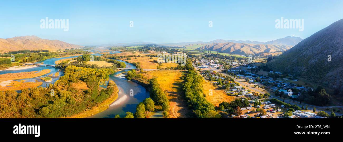 Vista panoramica della Valle del fiume Waitaki e della città di Kurow in nuova Zelanda sull'isola del Sud - paesaggio aereo. Foto Stock