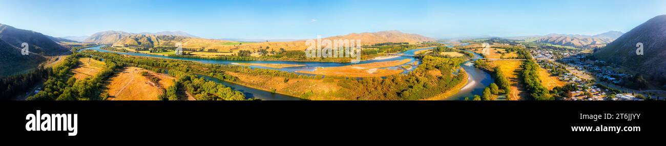Fiume Waitaki presso la città di Kurow in nuova Zelanda sull'isola del Sud - ampio panorama aereo panoramico della valle. Foto Stock