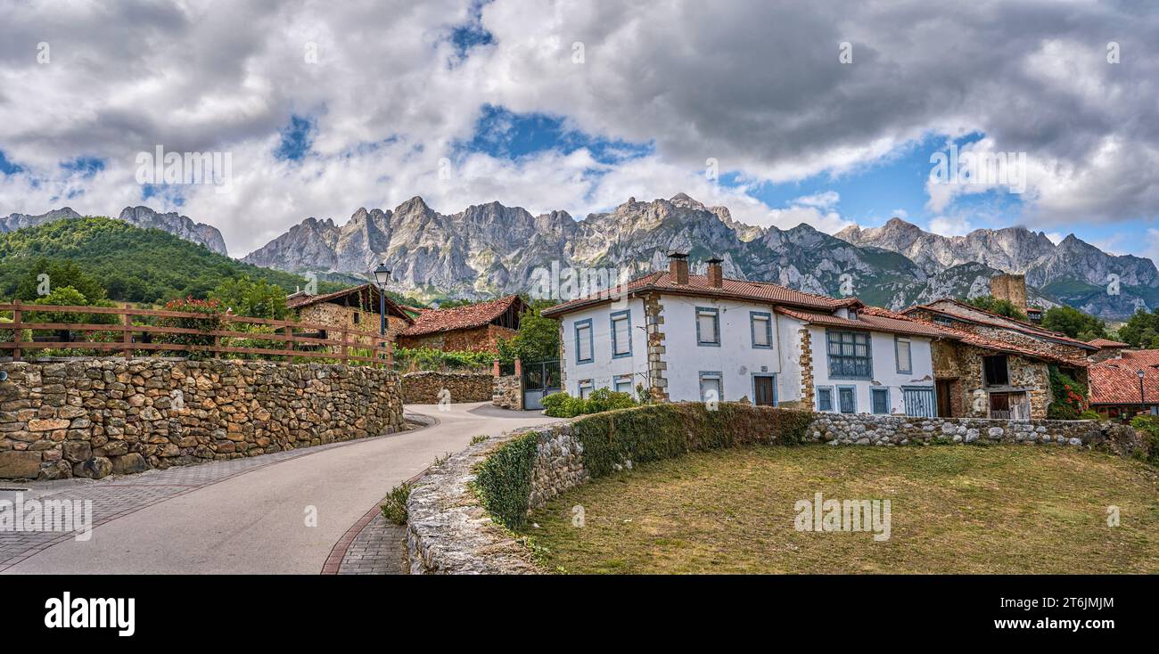 Mogrovejo è un piccolo villaggio situato nel comune di Camaleño. Dichiarato patrimonio di interesse culturale e sito storico. Le cime europee nel Foto Stock