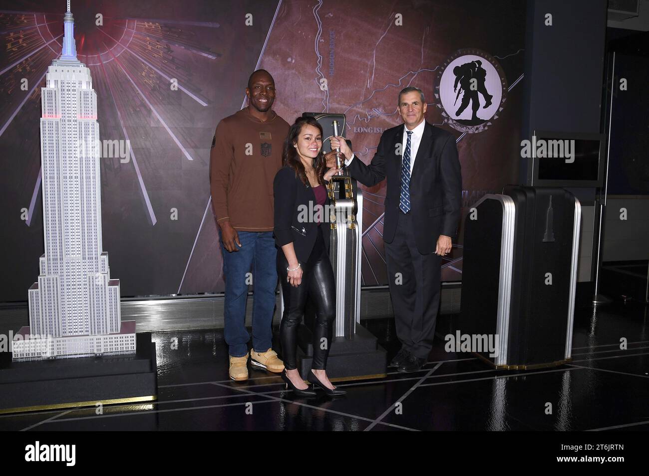 New York, USA. 10 novembre 2023. (L-R) l'ex giocatore della NFL Kevin Boothe, Antoinette Wallace, veterano della Guardia Nazionale dell'Esercito e il tenente in pensione Mike Linnington, CEO Wounded Warrior Project, assistono alla cerimonia di illuminazione dell'Empire State Building in onore dei Veterans Days, New York, NY, 10 novembre 2023. (Foto di Anthony Behar/Sipa USA) credito: SIPA USA/Alamy Live News Foto Stock