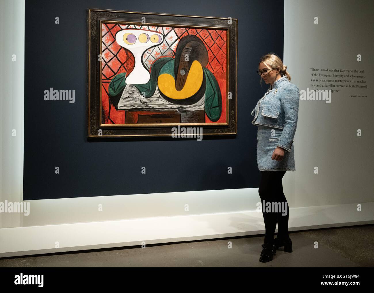 Un dipinto di Pablo Picasso, chiamato "Compotier et guitare" in mostra alla casa d'aste Sotheby's il 10 novembre 2023 a New York. Foto Stock