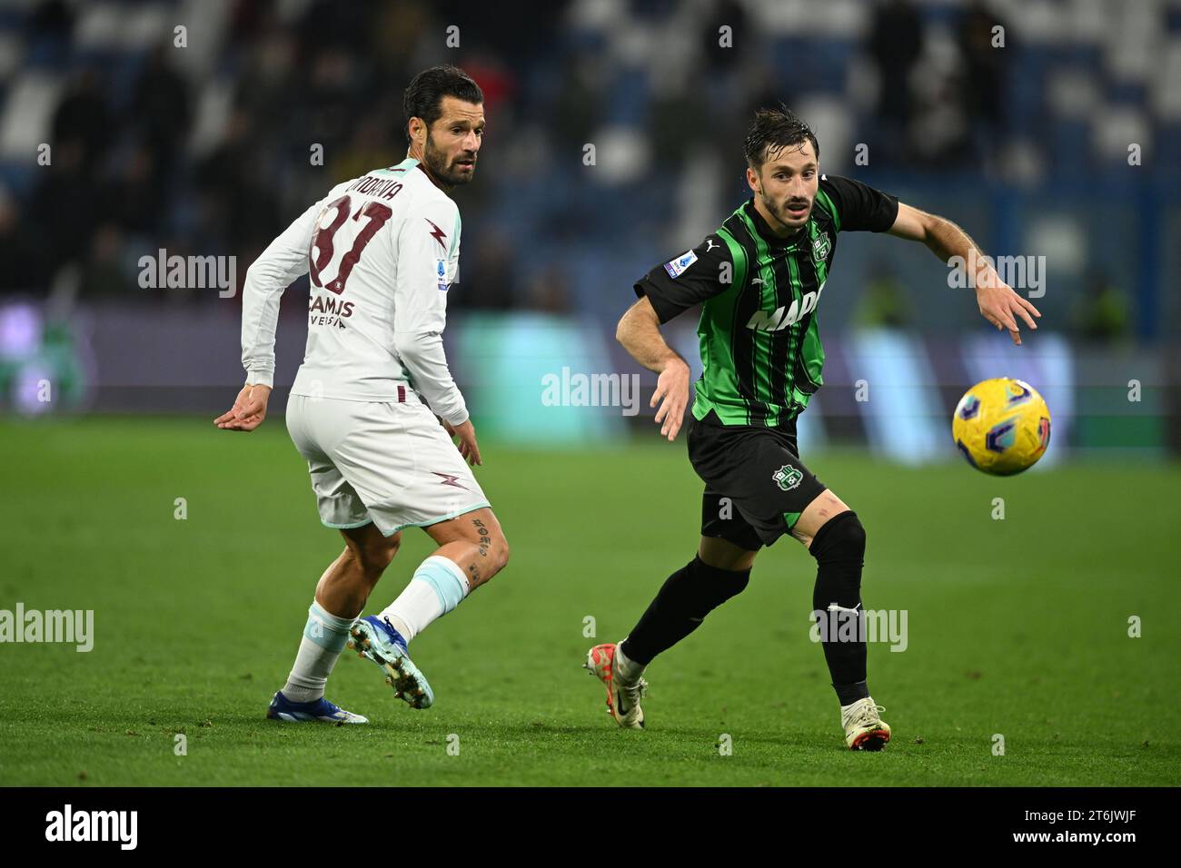 Matias Vina (Sassuolo)Antonio Candreva (Salernitana) durante la partita italiana di serie A tra Sassuolo 2-2 Salernitana allo Stadio Mapei il 10 novembre 2023 a Reggio Emilia. Credito: Maurizio Borsari/AFLO/Alamy Live News Foto Stock