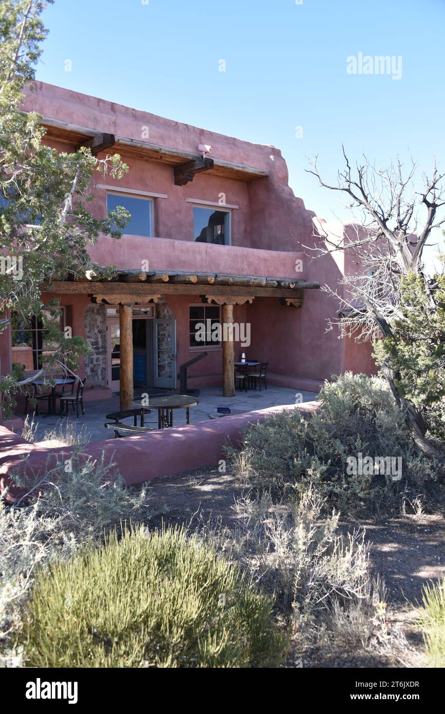 Painted Desert National Park, Arizona. STATI UNITI 10/17-18/2023. Painted Desert Inn. Originariamente chiamata Stone Tree House. Costruito in legno pietrificato Foto Stock