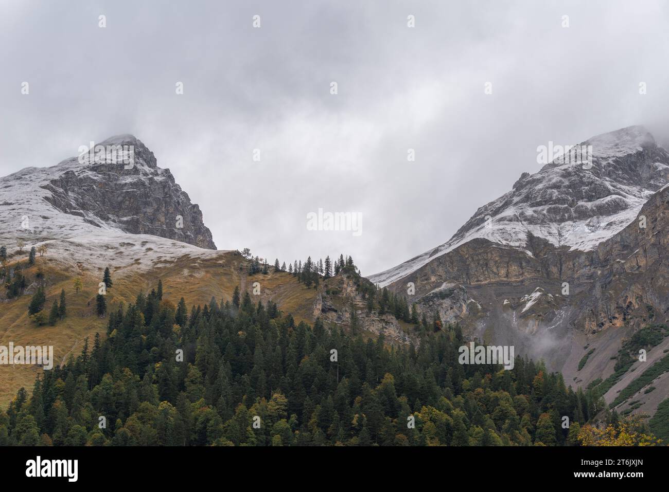 Una giornata autunnale fredda e nebbiosa in Engtal o nella Valle dell'Ing, riserva naturale Karwendel, Monti Karwendel, Tirolo, Austria, Europa Foto Stock