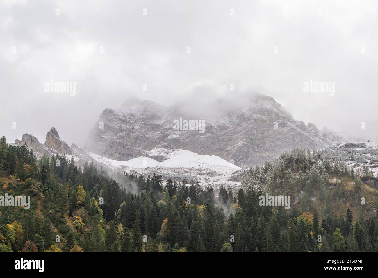 Una giornata autunnale fredda e nebbiosa in Engtal o nella Valle dell'Ing, riserva naturale Karwendel, Monti Karwendel, Tirolo, Austria, Europa Foto Stock