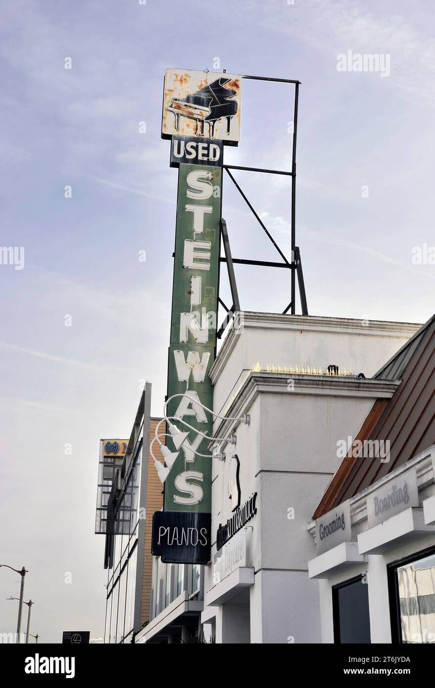Insegna per il negozio che vende pianoforti usati a Los Angeles, California, USA Foto Stock