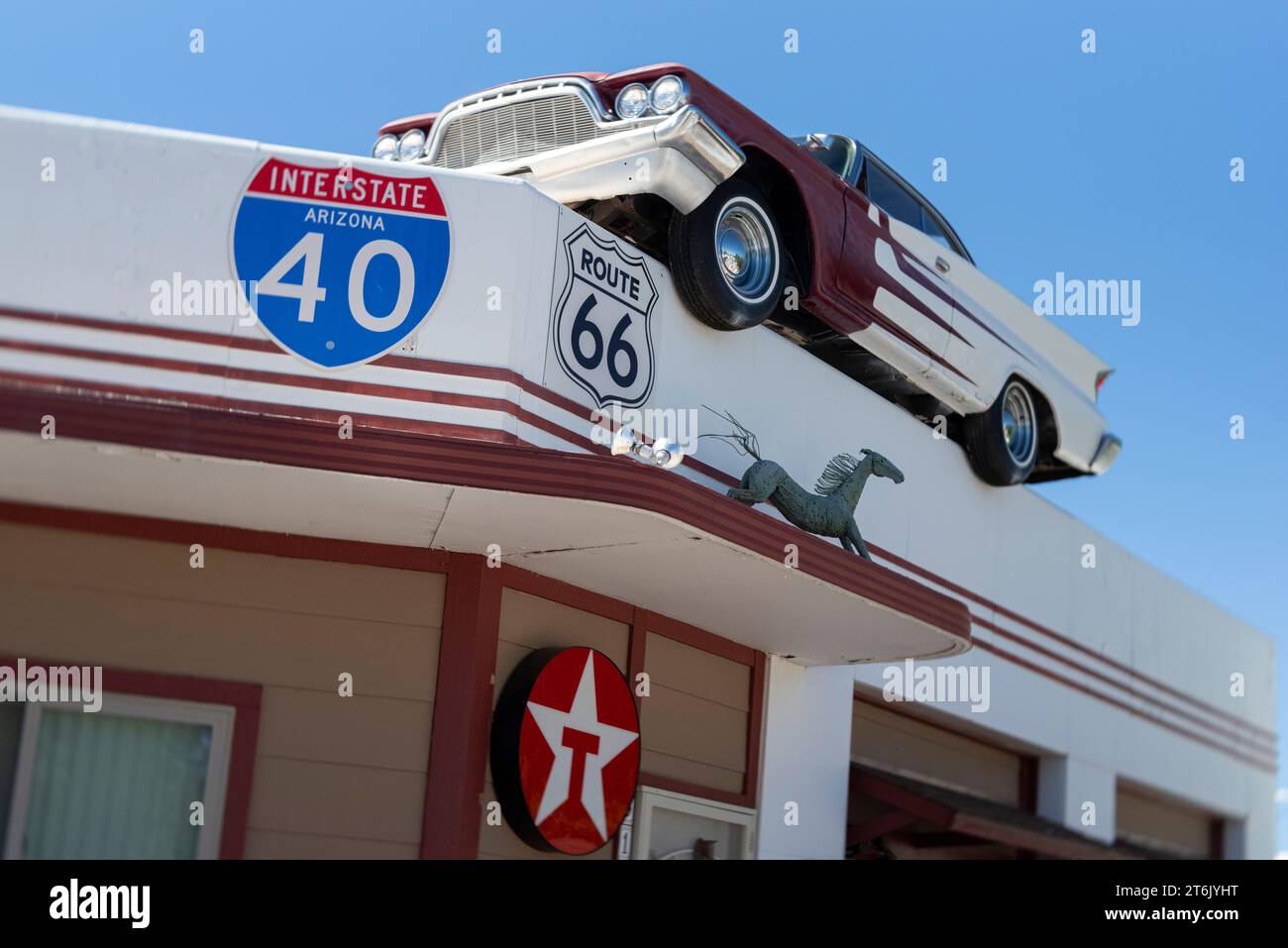 DeSoto in cima al vecchio salone di bellezza, Route 66, Ash Fork, Arizona Foto Stock