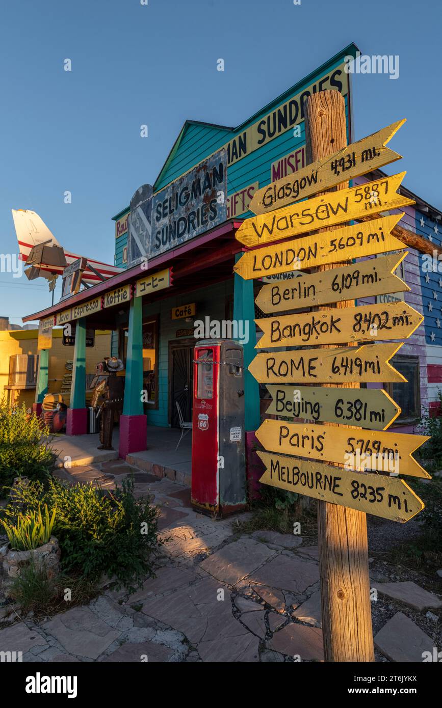 Global Cities Sign Tree, Seligman, Route 66, Arizona Foto Stock