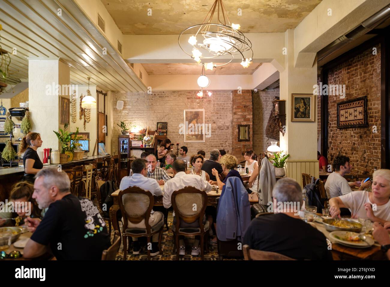 Salonicco, Grecia - 22 settembre 2023: Veduta delle persone che si godono la cena in una taverna al mercato Kapani a Salonicco, Grecia Foto Stock