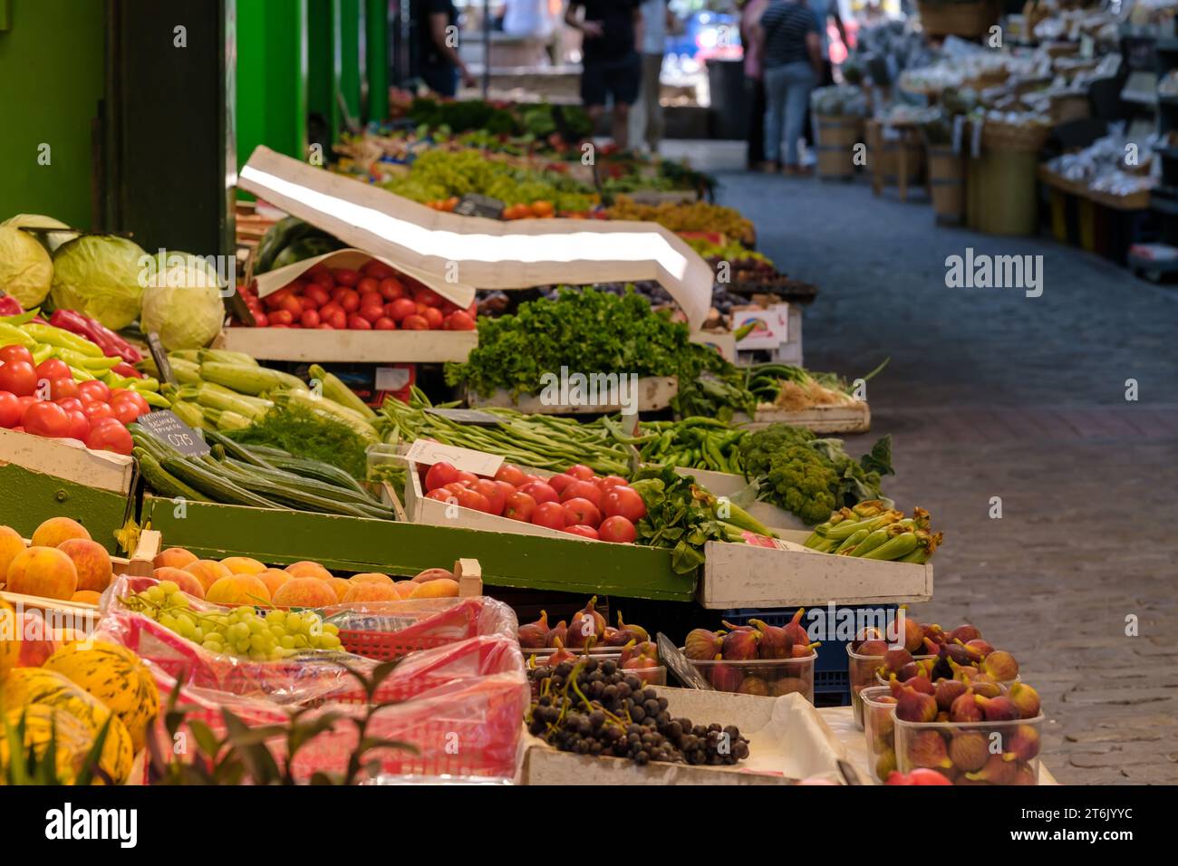 Vista di uno stand di frutta e verdura presso il mercato all'aperto Kapani a Salonicco in Grecia Foto Stock