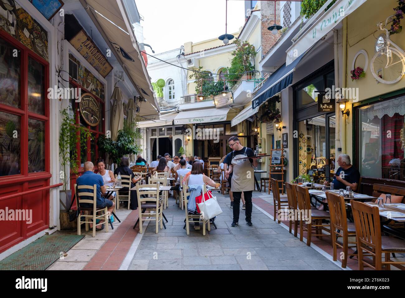 Salonicco, Grecia - 22 settembre 2023: Veduta della pittoresca area di Bezesteni con ristoranti e taverne a Salonicco, Grecia Foto Stock