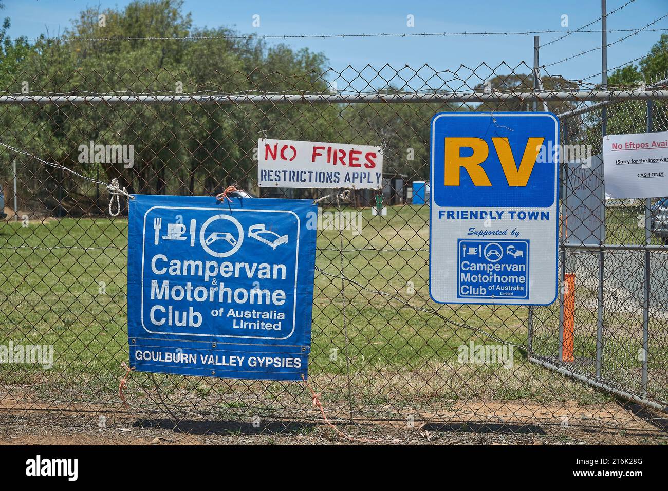 Kyabram, Victoria, Australia, 10 novembre 2023. Cartelli all'entrata del Kyabram Show Grounds per l'annuale Kyabram RV Country Music Festival.Credit PjHickox/Alamy Live News Foto Stock