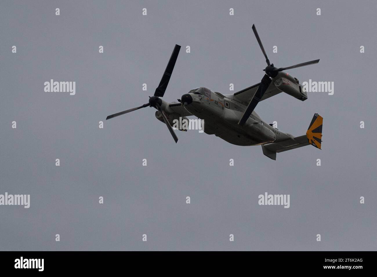 Un Bell Boeing V22 Osprey con lo US Navy Fleet Logistics Multi-Mission Squadron 30 (VRM-30) "Titans" che vola vicino alla base aerea NAF Atsugi, Kanagawa, Giappone. Foto Stock