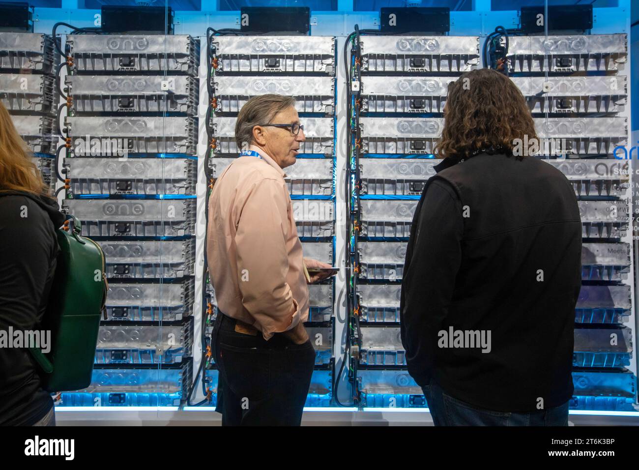 Novi, Michigan - il Salone della batteria e l'esposizione sulla tecnologia dei veicoli elettrici e ibridi. L'evento annuale porta migliaia di persone a conoscere e dimostrare Foto Stock