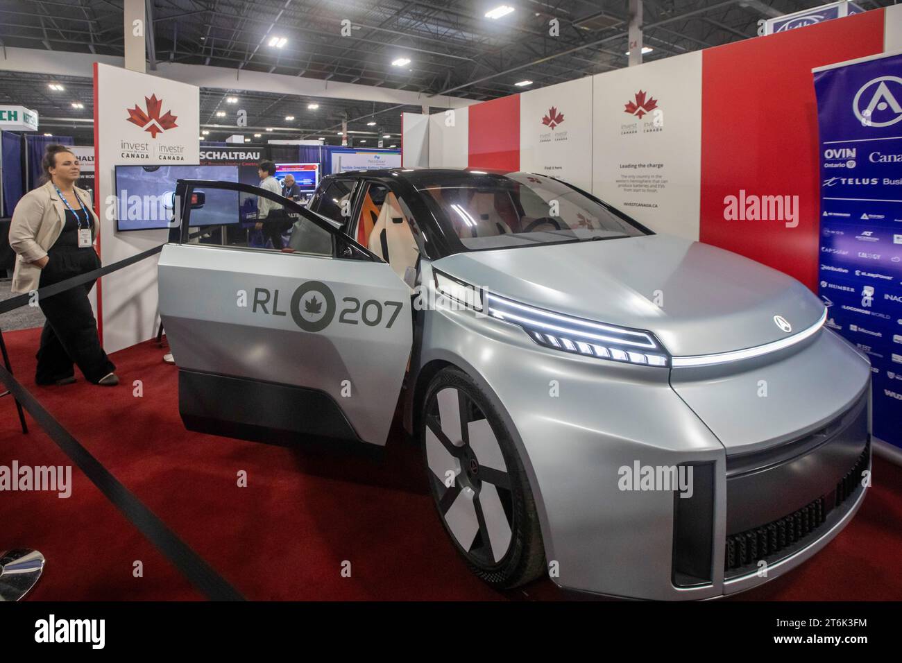Novi, Michigan - il Salone della batteria e l'esposizione sulla tecnologia dei veicoli elettrici e ibridi. L'evento annuale porta migliaia di persone a conoscere e dimostrare Foto Stock