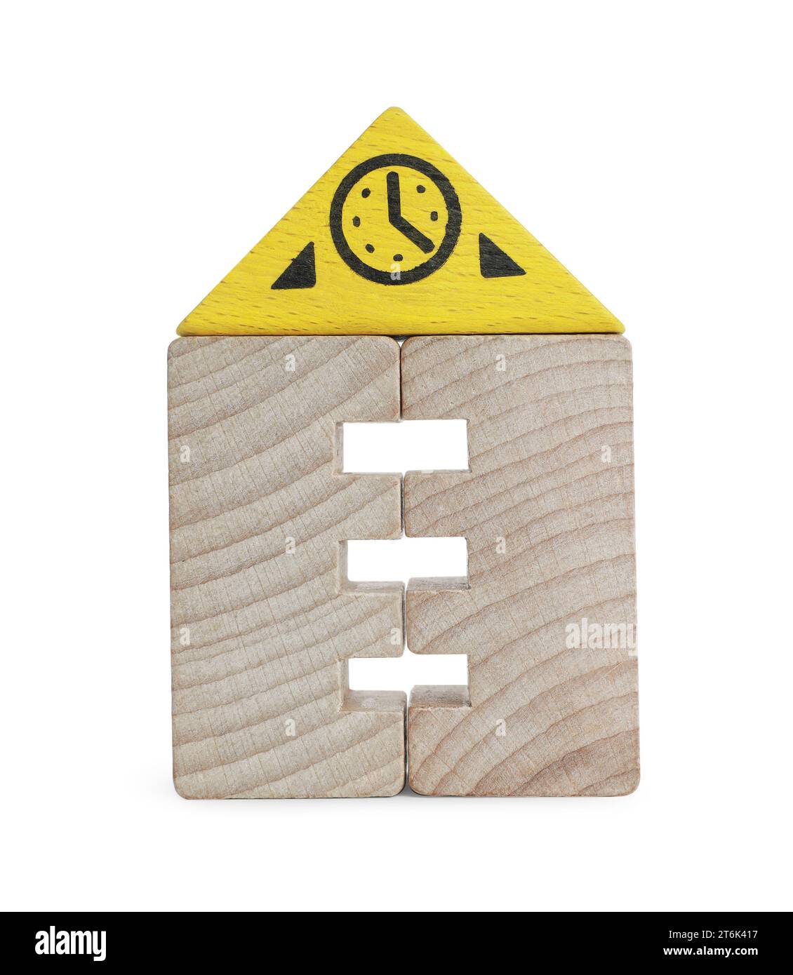 Torre dell'orologio in legno composta da blocchi isolati su bianco. Giocattolo educativo per lo sviluppo di abilità motorie Foto Stock