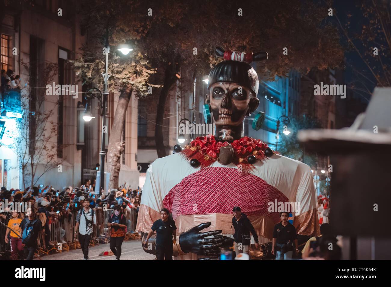 CITTÀ DEL MESSICO, MESSICO - 4 NOVEMBRE 2023: Day of the Dead Parade 2023 a città del Messico, Float che rappresenta un teschio tipico dello stato di Oaxaca, traditore Foto Stock