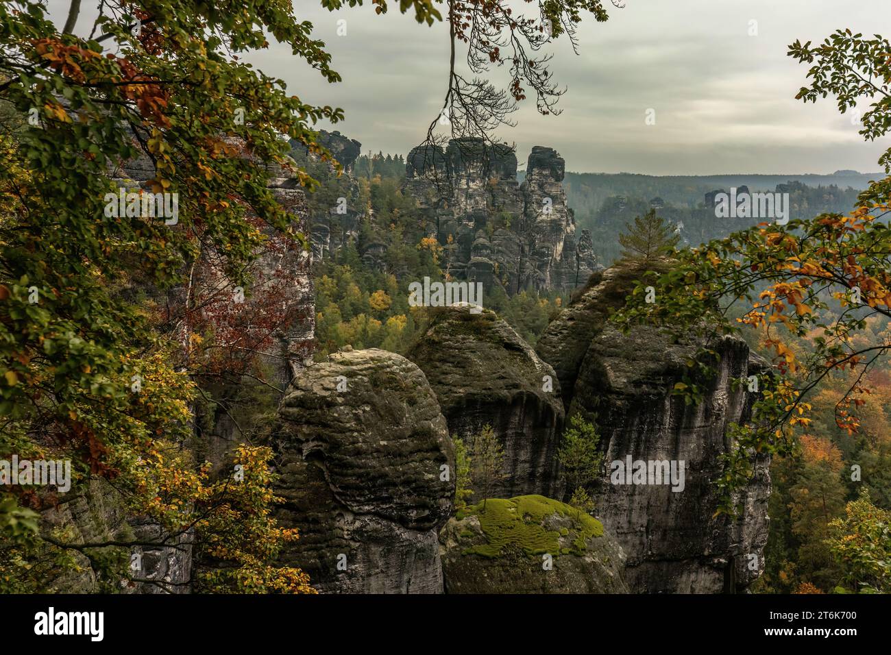 Impressione paesaggistica della svizzera sassone intorno al ponte bastei vicino a dresda in sassonia, germania, in autunno Foto Stock