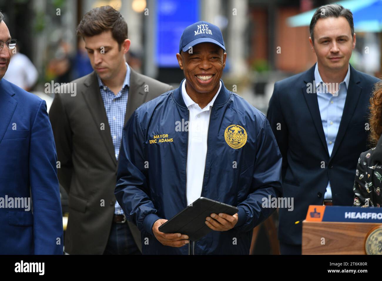 Il sindaco Eric Adams fa osservazioni e taglia il nastro cerimoniale per celebrare il completamento di una nuova fase della "visione di Broadway" p Foto Stock