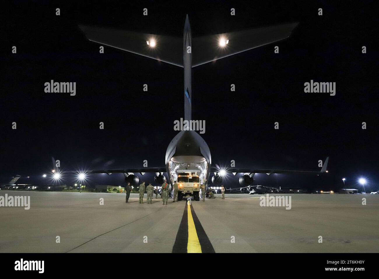 25 ottobre 2023 - Fort Liberty, North Carolina, USA - soldati dell'esercito degli Stati Uniti assegnati al 1st Battalion, 7th Air Defense Artillery Regiment, 108th Air Defense Artillery Brigade, preparatevi a caricare una stazione di lancio Patriot su un C-17 dell'aeronautica statunitense con l'aiuto degli avieri del 43rd Air Mobility Squadron a Pope Airfield a Fort Liberty, N.C., 25 ottobre 2023. Questa apparecchiatura fa parte di un rapido dispiegamento in risposta agli eventi in corso nell'area di responsabilità del comando centrale degli Stati Uniti per la protezione delle forze armate statunitensi e dimostra la capacità dei militaristi statunitensi di rispondere rapidamente ai problemi WO Foto Stock