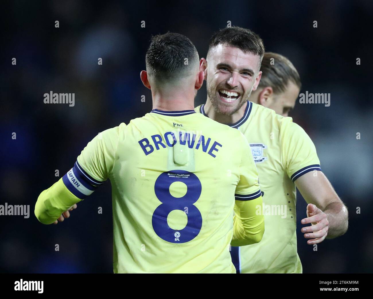 10 novembre 2023; Ewood Park, Blackburn, Inghilterra; EFL Championship Football, Blackburn Rovers contro Preston North End; Ben Whiteman di Preston North Endfesteggia con il capitano Alan Browne del Preston North End dopo il fischio finale Foto Stock