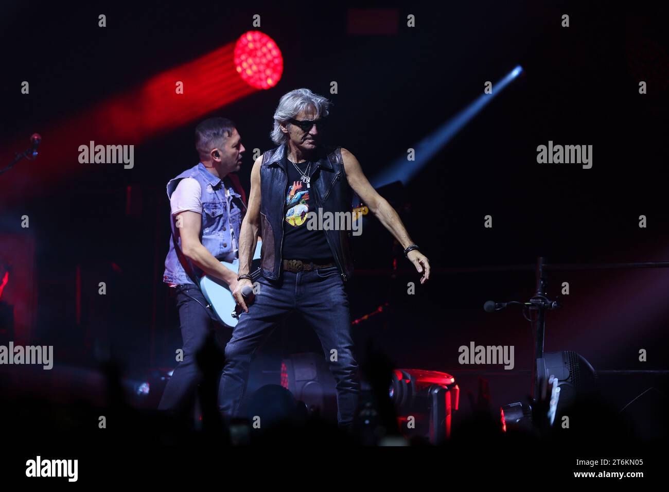 Luciano Ligabue si esibisce dal vivo sul palco durante il dedicato a noi Indoor Tour 2023 al Mediolanum Forum il 10 novembre 2023 ad Assago, Italia Foto Stock