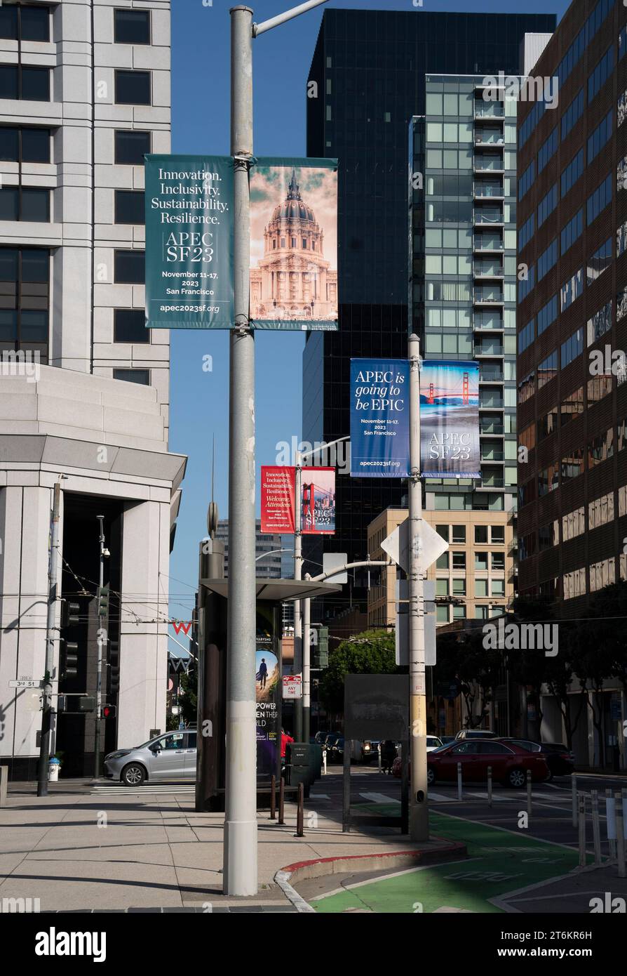(231111) -- SAN FRANCISCO, 11 novembre 2023 (Xinhua) -- questa foto scattata il 7 novembre 2023 mostra striscioni raffiguranti il prossimo 30° incontro dei leader economici APEC fuori dalla sede dell'incontro a San Francisco, California, Stati Uniti. La 30a riunione dei leader economici dell'APEC si terrà a San Francisco. (Foto di li Jianguo/Xinhua) Foto Stock