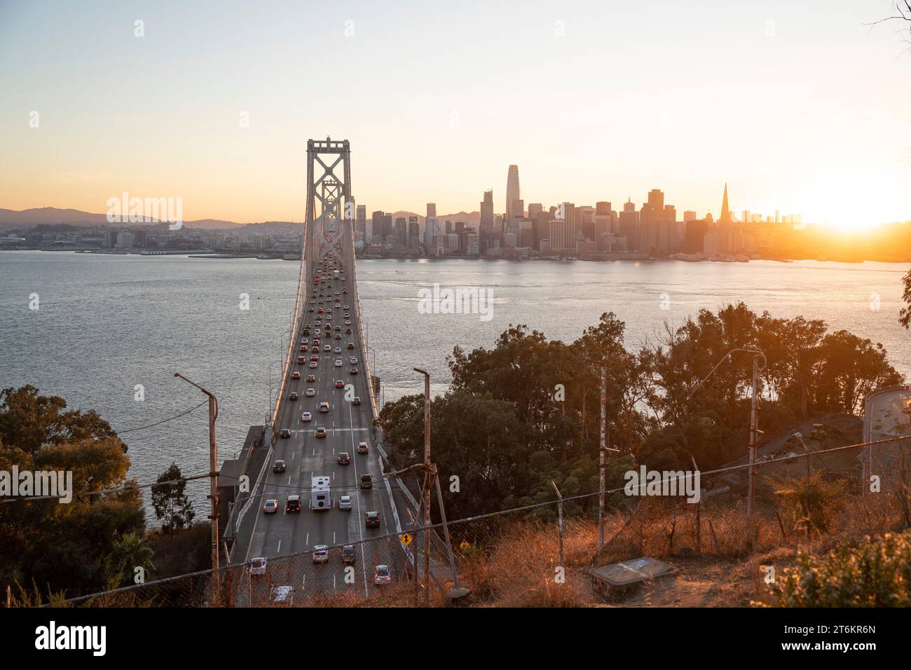 (231111) -- SAN FRANCISCO, 11 novembre 2023 (Xinhua) -- questa foto scattata il 31 ottobre 2023 mostra il Bay Bridge a San Francisco, California, Stati Uniti. La 30a riunione dei leader economici dell'APEC si terrà a San Francisco. (Foto di li Jianguo/Xinhua) Foto Stock