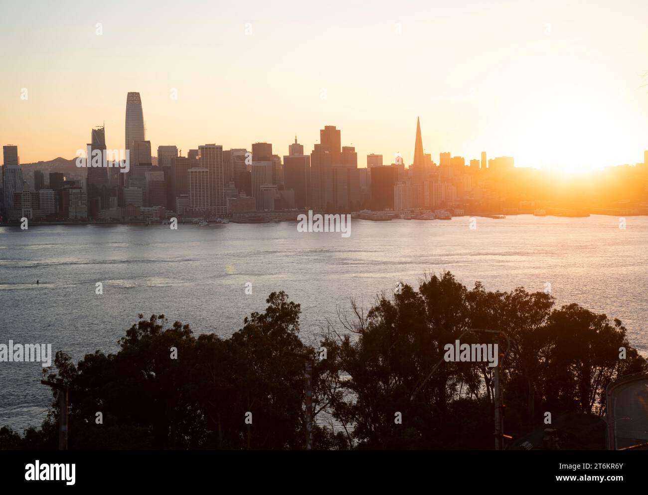 (231111) -- SAN FRANCISCO, 11 novembre 2023 (Xinhua) -- questa foto scattata il 31 ottobre 2023 mostra lo skyline di San Francisco, California, Stati Uniti. La 30a riunione dei leader economici dell'APEC si terrà a San Francisco. (Foto di li Jianguo/Xinhua) Foto Stock