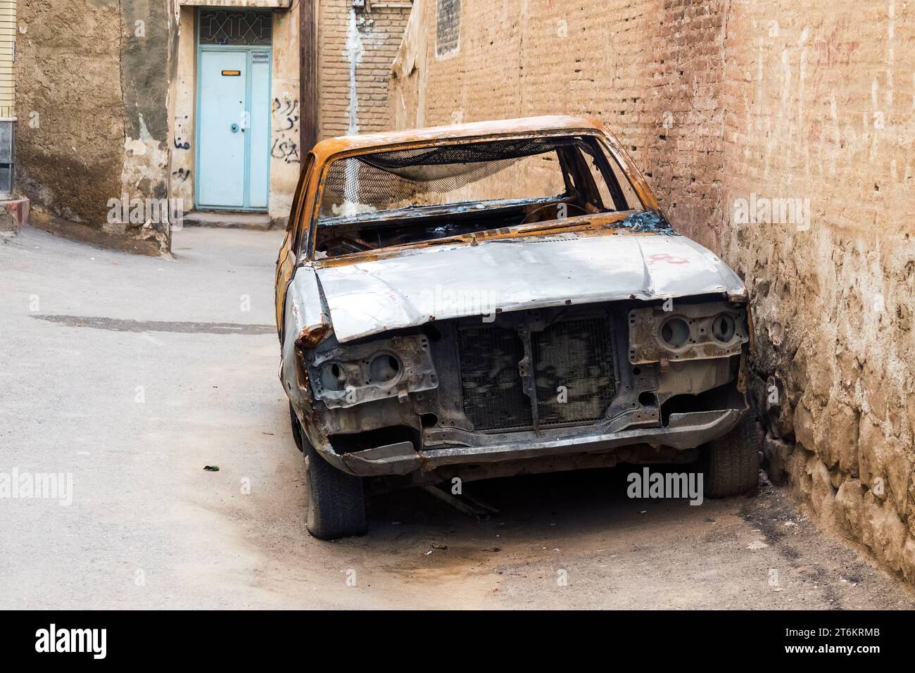 Shiraz, Iran- 31 dicembre 2022: Auto abbandonata sulla strada senza uscita Foto Stock