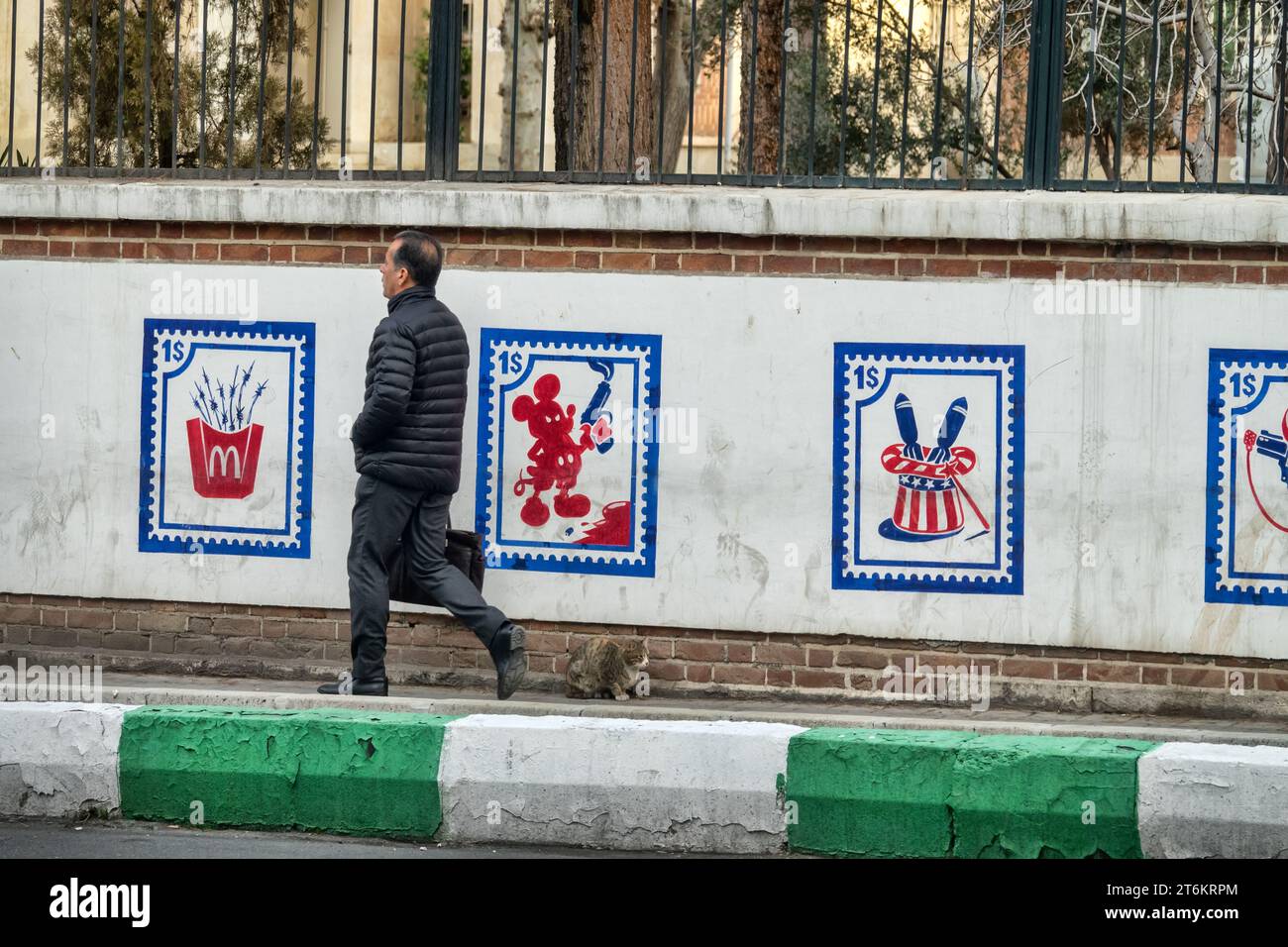Teheran, Iran - 14 gennaio 2023: Una parodia dei valori americani (The American Dream, società usa e getta). Disegni sul muro dell'ex ambasciata degli Stati Uniti. R Foto Stock
