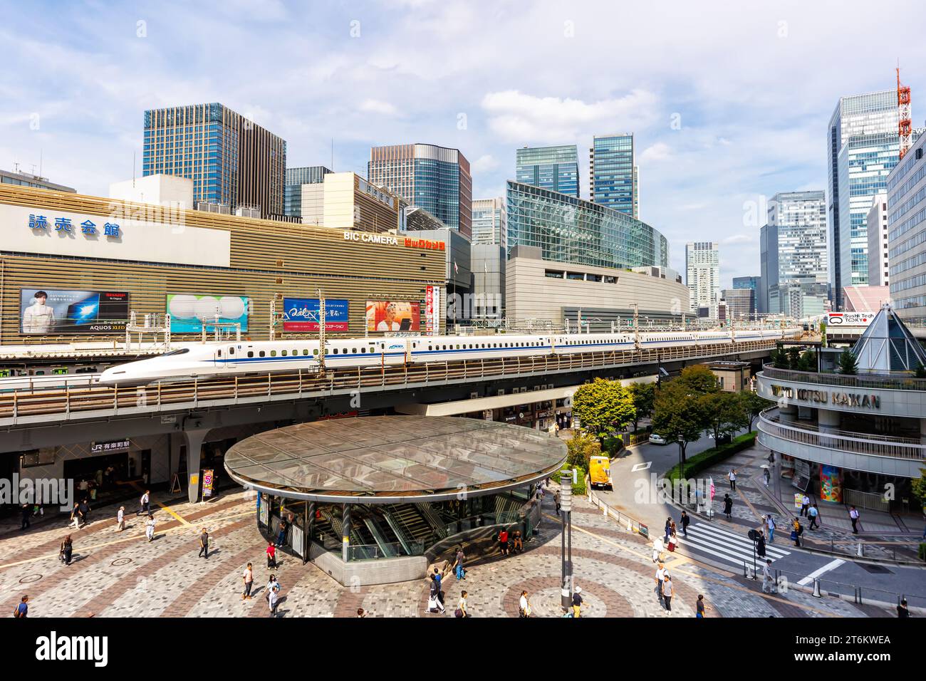 Tokyo, Giappone - 26 settembre 2023: Treno ad alta velocità Shinkansen N700 operato dalla Japan Rail JR alla stazione ferroviaria di Yurakucho a Tokyo, Giappone. Foto Stock